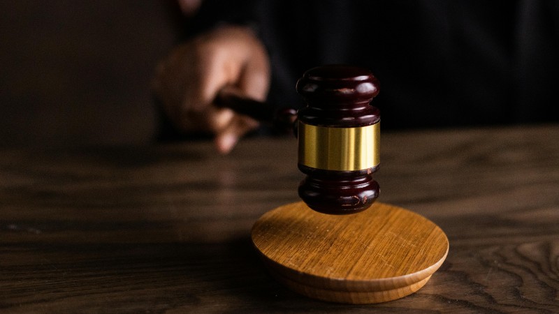 A gavel striking a sound block, symbolizing justice and legal authority in a courtroom setting., tags: kalifornischer richter - pexel